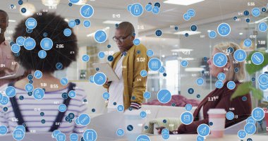 Depoda çalışan insan ve dişçi üzerindeki ikonlarla olan bağlantı ağının resmi. Dijital arayüz ve teknoloji konsepti dijital ortamda oluşturuldu.