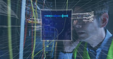 Asyalı bir erkek üzerinde telefon kontrolü yapan bir bilgisayar mühendisi. veri işleme, bulut hesaplama konsepti ve teknoloji konsepti dijital olarak oluşturulmuş görüntü.