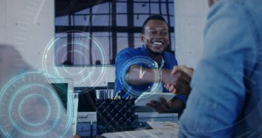 Çeşitli iş adamlarının el sıkıştığı saatin görüntüsü. küresel iş ve dijital arayüz kavramı dijital olarak oluşturulmuş görüntü.