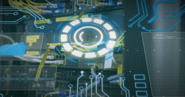 Kapsam taraması ve bilgisayar sunucusunun kabloları üzerinden veri işleme resmi. küresel bağlantılar, veri işleme ve hesaplama kavramı dijital olarak oluşturulmuş resim.