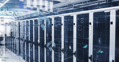 Sunucu odasında veri işleme ve matematiksel denklemlerin resmi. Küresel teknoloji, bilgisayar ve dijital arayüz kavramı dijital olarak oluşturulmuş görüntü.