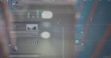 Finansal veri işleme görüntüsü odak ışıklarının dışında. küresel iş, veri işleme, dijital arayüz, teknoloji ve gönderme konsepti dijital olarak oluşturuldu.