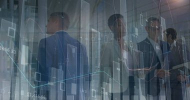 Ofisteki çeşitli işadamları grubunun finansal veri işleme görüntüsü. İş finansmanı ve veri işleme kavramı dijital olarak oluşturulmuş görüntü.