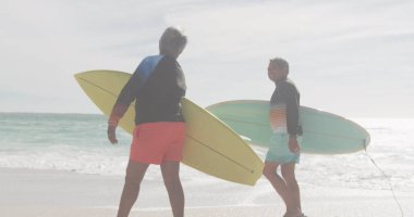 Sahilde üst düzey melez bir çiftin mesajları var. Noel, gelenek ve kutlama konsepti dijital olarak oluşturulmuş imaj.