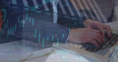 Bilgisayarı kullanan bir kadının dijital veri işleme görüntüsü. Dijital arayüz ve teknoloji konseptini dijital olarak oluşturan küresel iş veri işleme.