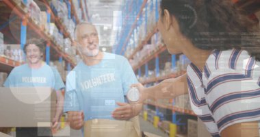 Depodaki erkek gönüllülere konserve bağışlayan kadın hakkında istatistiksel veri işleme. lojistik ve ulaşım sektörü kavramı