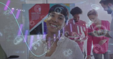 Ofiste çalışan çeşitli iş adamlarının finansal veri işleme görüntüsü. Küresel iş, finans ve dijital arayüz kavramı dijital olarak oluşturulmuş görüntü.