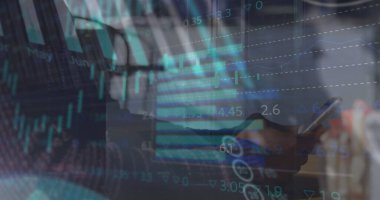 Akıllı telefon kullanan Afro-Amerikan bir adamın veri işleme görüntüsü. Küresel iş ve dijital arayüz kavramı dijital olarak oluşturulmuş görüntü.