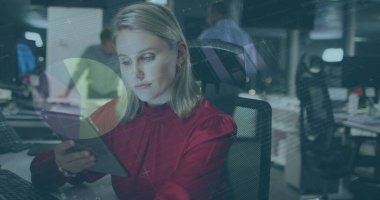 Ofiste dijital tablet kullanan beyaz bir kadının istatistiksel veri işleme görüntüsü. İş veri teknolojisi kavramı