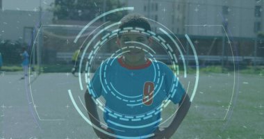 Futbol sahasındaki çift ırklı bir çocuk üzerinde dairesel tarayıcının veri işleme görüntüsü. Spor, fitness, teknoloji ve dijital arayüz kavramı dijital olarak oluşturulmuş görüntü.