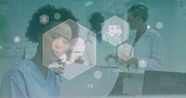 Muhtelif doktorlar üzerinde tıbbi ikonlar. küresel tıp, sağlık ve teknoloji konsepti dijital olarak üretilen imaj.