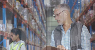 Depoda çalışanların veri işleme görüntüsü. küresel sevkiyat, dağıtım ve bağlantılar konsepti dijital olarak oluşturuldu.