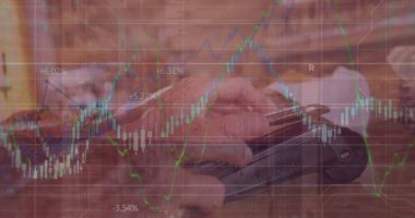 Akıllı telefondan ödeme yapan farklı insanların finansal veri işleme görüntüsü. Küresel finansman, bilgisayar ve dijital arayüz kavramı dijital olarak oluşturulmuş görüntü.