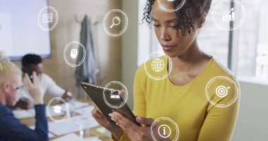 İkonlar ve veri işleme imajı. Ofisteki iki ırklı iş kadını üzerinde. Küresel iş, finans, hesaplama ve veri işleme kavramı dijital olarak oluşturulmuş görüntü.