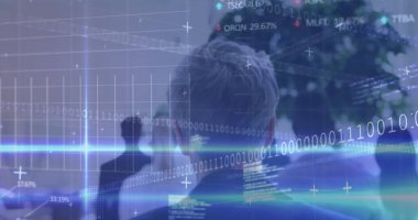 Çeşitli iş adamlarının arka bahçelerinde gezinen bilgisayar verilerinin görüntüsü. küresel iş, finans, teknoloji ve veri işleme kavramı dijital olarak oluşturulmuş görüntü.