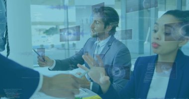 Çeşitli iş adamlarının toplanması üzerine dijital ekranda çeşitli verilerin görüntüsü. İş, işbirliği, iletişim ve teknoloji konsepti dijital olarak oluşturulmuş görüntü.