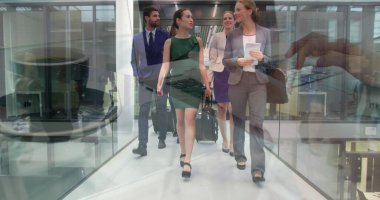 Modern binada yürüyen mutlu iş arkadaşlarının üstünde dizüstü bilgisayar kullanan bir kadın resmi. iş ve iletişim teknolojisi kavramı dijital olarak oluşturulmuş görüntü.