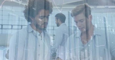 Çeşitli iş adamları üzerinde finansal veri işleme görüntüsü. iş, dijital arayüz ve veri işleme kavramı dijital olarak oluşturulmuş görüntü.