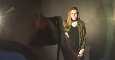 Kafkasyalı erkek fotoğrafçı ve kadın modelin fotoğraf çekerken görüntüsü. Fotoğraf, optik ve fotoğrafçılık mesleği kavramı dijital olarak oluşturuldu.