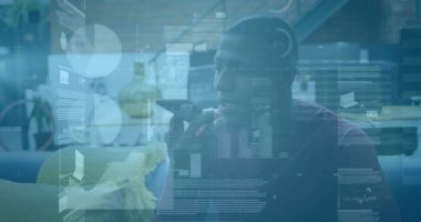 Akıllı telefon kullanan Afro-Amerikan iş adamının finansal veri işleme görüntüsü. Küresel finans, iş, bağlantılar, hesaplama ve veri işleme kavramı dijital olarak oluşturuldu.