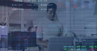 Bilgisayarlı Afro-Amerikan kadının mali verileri ve grafikleri. İş, finans, ekonomi ve teknoloji konsepti dijital olarak oluşturulmuş imaj.