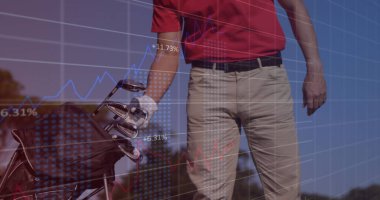 Çantasından golf sopası alan beyaz bir adamın istatistiksel veri işleme görüntüsü. İş verileri ve spor teknolojisi kavramı