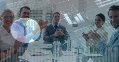 Grafikler ekranda 4k hareket ederken çeşitli iş adamları bir ofiste bir toplantı kurulumu alkışlayarak dijital kompozit