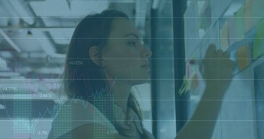 Ofisteki notlara yazı yazan bir kadının mali veri işleme resmi. küresel finans ve iş dünyası, teknoloji konsepti dijital olarak oluşturulmuş görüntü.