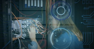 Ofisteki çeşitli iş adamlarının veri işleme görüntüsü. Küresel iş dünyası dijital arayüz teknolojisi ve dijital olarak oluşturulan ağ konsepti.