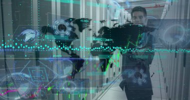 Dürbün, dünya haritası ve Kafkas mühendisliği bilgisayar sunucuları üzerinde veri işleme resmi. Küresel bağlantılar, hesaplama, dijital arayüz ve veri işleme kavramı dijital olarak oluşturuldu.