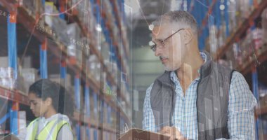 Depoda çalışanların veri işleme görüntüsü. küresel sevkiyat, dağıtım ve bağlantılar konsepti dijital olarak oluşturuldu.