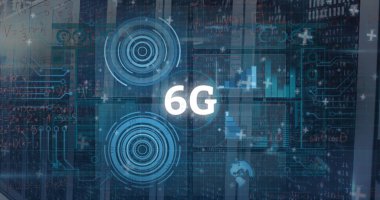 Bilgisayar sunucuları üzerinde 6G metin, dürbün tarama ve veri işleme resimleri. Küresel ağlar, hesaplama ve veri işleme kavramı dijital olarak oluşturulmuş resim.