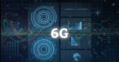 Koyu arkaplan üzerinde simgeler ve veri işleme ile bağlantı ağının resmi. Küresel bilim araştırmaları ve dijital arayüz konsepti dijital olarak oluşturulmuş görüntü.