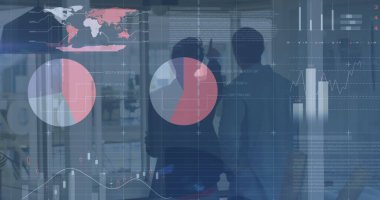 Ofiste konuşan iki farklı iş adamının veri işleme görüntüsü. küresel iş, finans ve dijital arayüz kavramı dijital olarak oluşturulmuş görüntü.