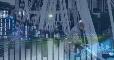 Yoğun şehrin finansal veri işleme görüntüsü. iş, dijital arayüz ve veri işleme kavramı dijital olarak oluşturulmuş görüntü.