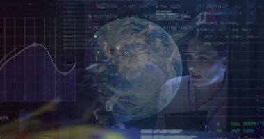 Bilgisayar sunucuları tarafından tabletle çalışan çeşitli erkek ve kadın mühendisler üzerindeki veri görüntüsü. veri işleme, bulut hesaplama konsepti ve teknoloji konsepti dijital olarak oluşturulmuş görüntü.