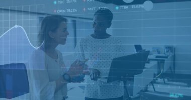 Telefon kulaklığı kullanan iş adamlarının dijital arayüzü. Küresel veri işleme teknolojisi bağlantıları ve dijital arayüz konsepti dijital olarak oluşturulmuş resim.