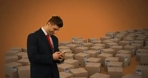 图片的男人使用智能手机与成堆的盒子橙色背景 全球航运和技术概念数字生成的图像 — 图库照片