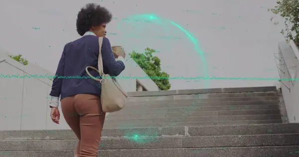 Immagine Globo Dati Aziendali Sulla Donna Afro Americana Utilizzando Smartphone — Foto Stock