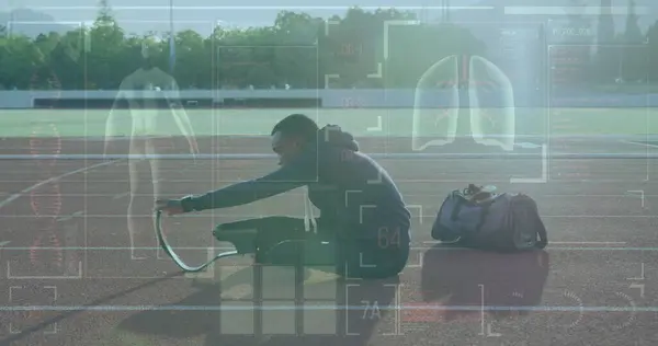 Beeld Van Digitale Gegevensverwerking Gehandicapte Mannelijke Atleet Met Hardloopmessen Racebaan — Stockfoto