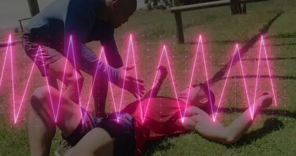 Bild Der Neonfarbenen Herzfrequenz Über Verschiedenen Männern Die Freien Trainieren — Stockfoto