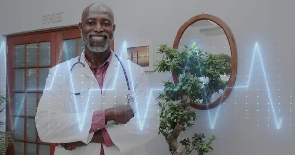 Image Cardiographe Sur Heureux Médecin Afro Américain Masculin Avec Stéthoscope — Photo