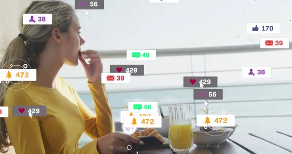 海で朝食を食べる女性に対するソーシャルメディアアイコンのイメージ グローバルソーシャルメディア コネクションコンセプトデジタル生成画像 — ストック写真