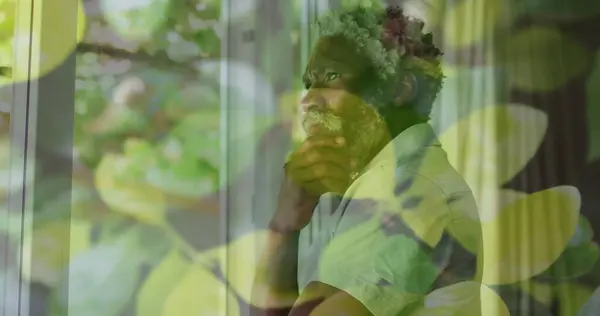Bilde Blader Afrikansk Amerikansk Mann Som Ser Gjennom Vinduet Sakte – stockfoto