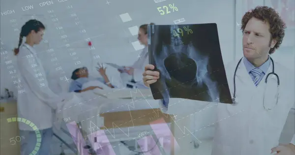 Imagem Interface Infográfica Sobre Médico Caucasiano Examinando Radiografia Paciente Composto — Fotografia de Stock