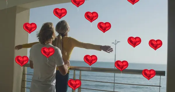 Bilde Sosiale Medier Røde Hjerteballonger Par Kjærlighet Balkong Ved Sjøen – stockfoto