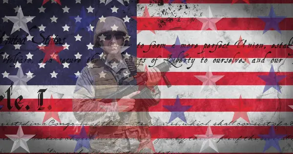 Kuva Sotilaasta Jolla Amerikkalainen Perustuslakiteksti Tähdet Amerikan Lipun Päällä Isänmaallisuus — kuvapankkivalokuva