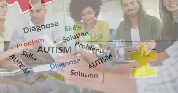 Bilde Fargerike Puslespill Autismetekst Forretningskollegaer Ved Hjelp Tablett Autisme Lærevansker – stockfoto