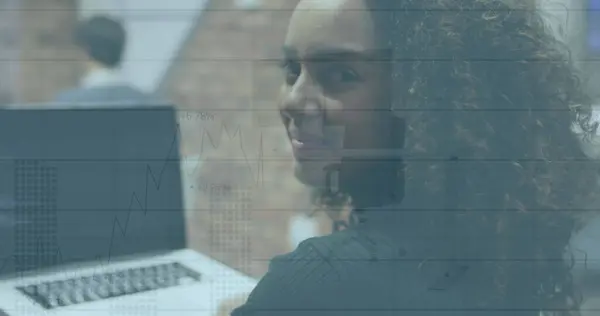 Imagem Processamento Dados Sobre Mulher Afro Americana Usando Computador Contra — Fotografia de Stock