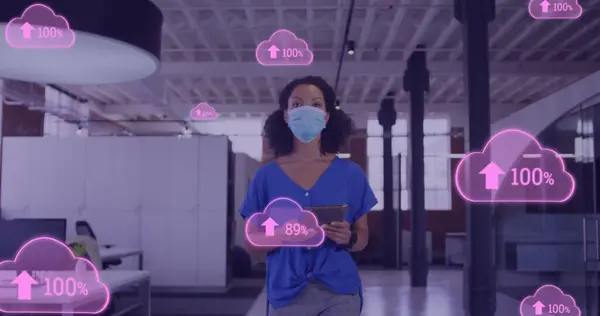 顔面マスクで女性の医師をアップロードした雲の画像 クラウドコンピューティング データ処理コンセプトデジタル生成画像 — ストック写真